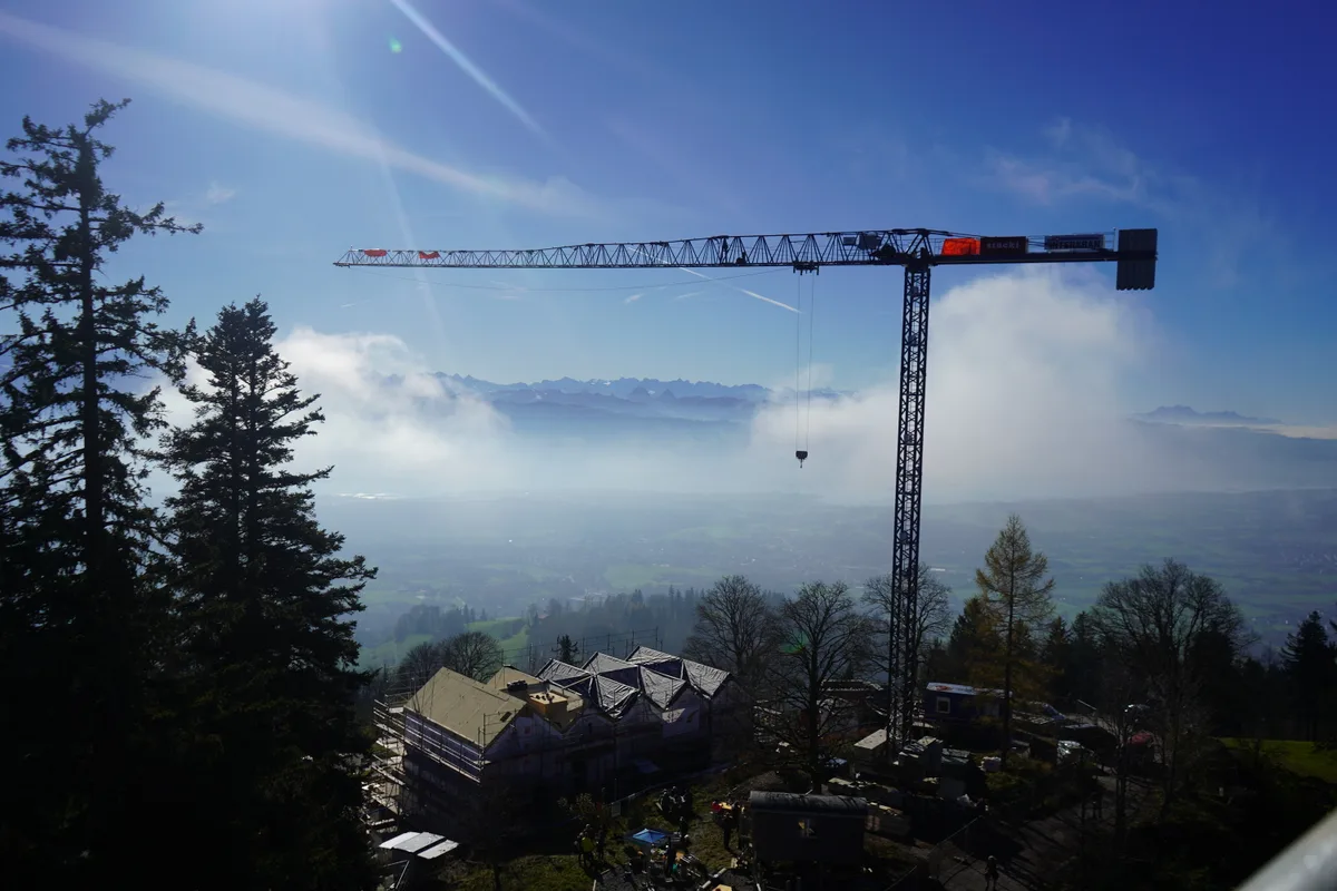 Ein Kran steht über einer Baustelle auf dem Bachtel.